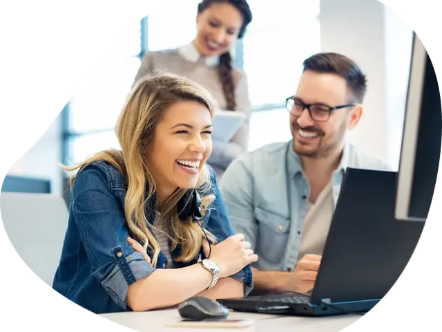 Team bei der gemeinsamen Arbeit